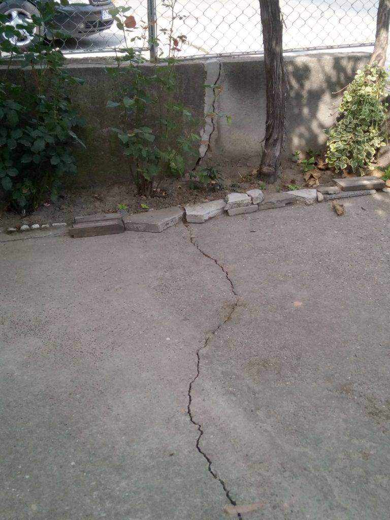 Горещи новини | Къщи в Свищов се разцепват заради течове,  започна спешен ремонт на водопровода