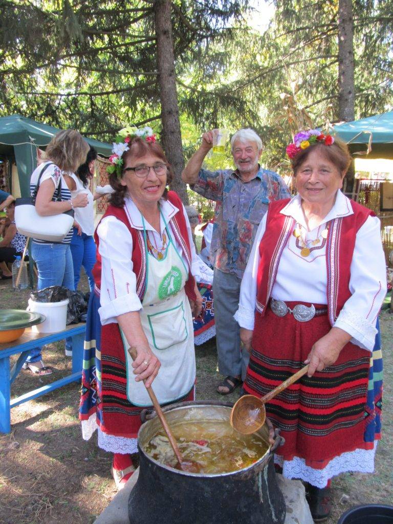 Горещи новини | В Козаревец майстори ще готвят в 16 казана кокоши чорби