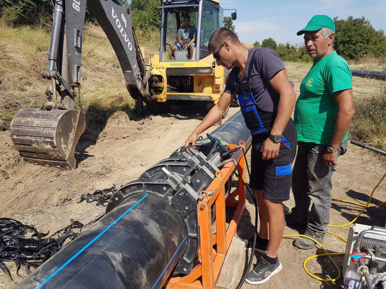 Горещи новини | След като се намеси Прокуратурата, най-после започна ремонт на  новия водопровод в Свищов