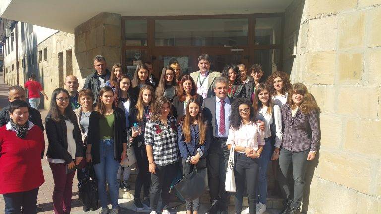 Горещи новини | Ученици поеха управлението на Община Елена за един ден