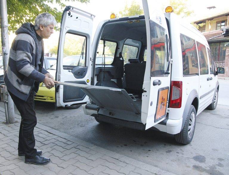 Здраве | Специализиран автомобил във В. Търново обслужва хора с двигателни затруднения