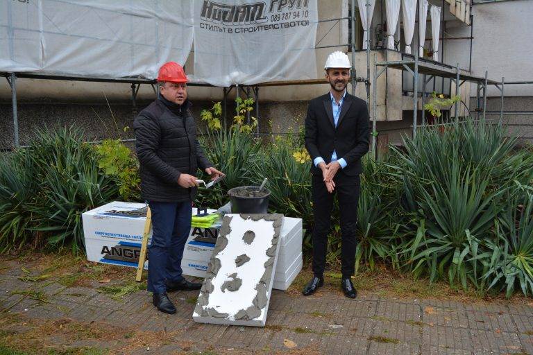 Горещи новини | Официално започна санирането на   първия панелен блок в Павликени