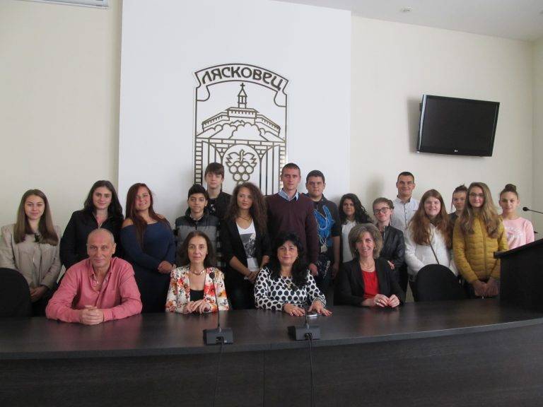 Ученици заеха ръководни постове в Община Лясковец в Деня на местното управление