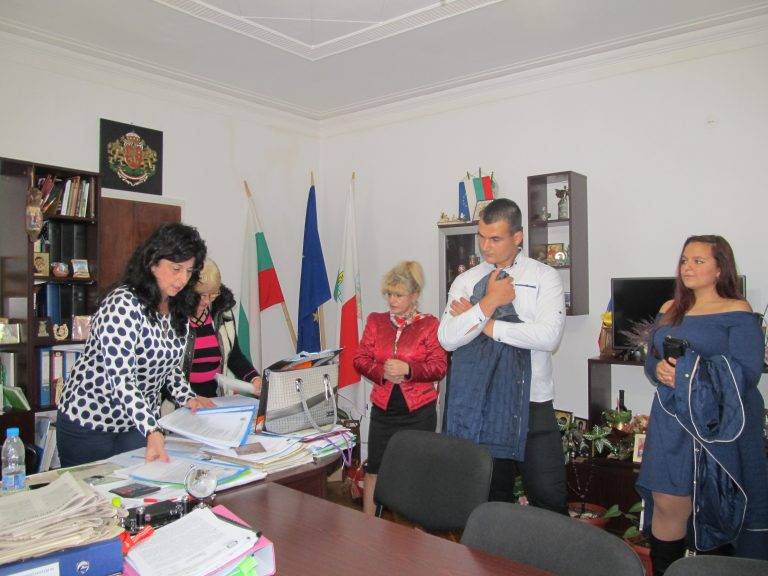 Ученици заеха ръководни постове в Община Лясковец в Деня на местното управление