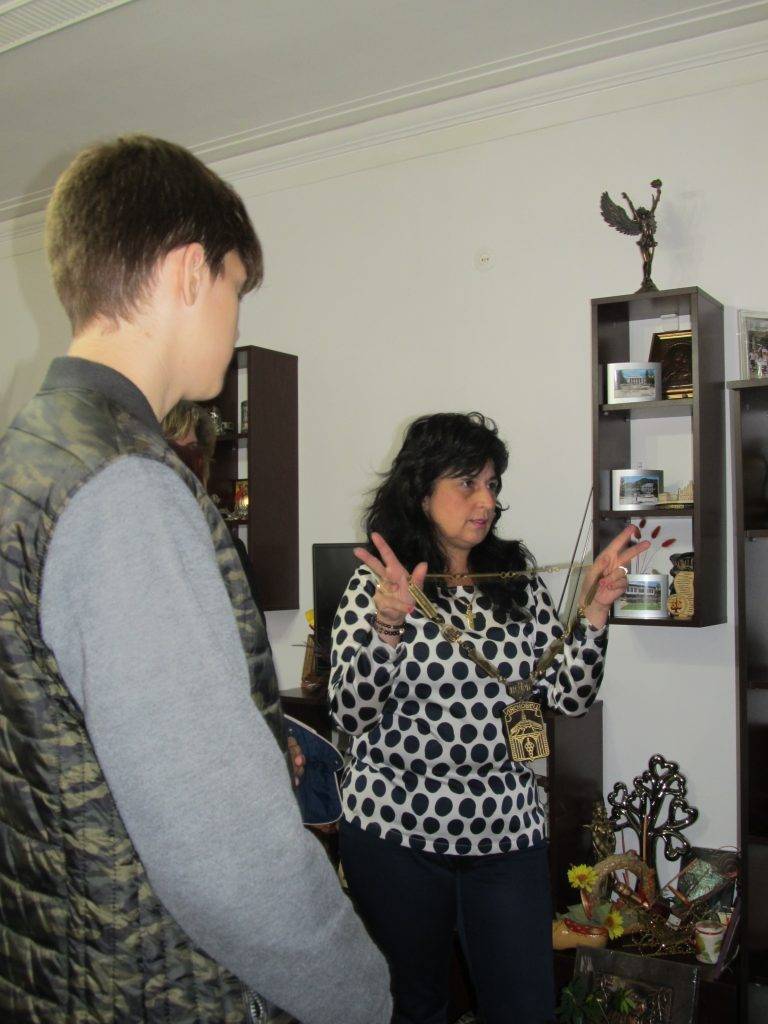 Ученици заеха ръководни постове в Община Лясковец в Деня на местното управление