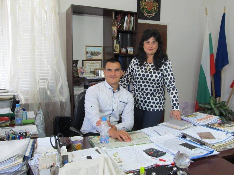 Горещи новини | Ученици заеха ръководни постове в Община Лясковец в Деня на местното управление