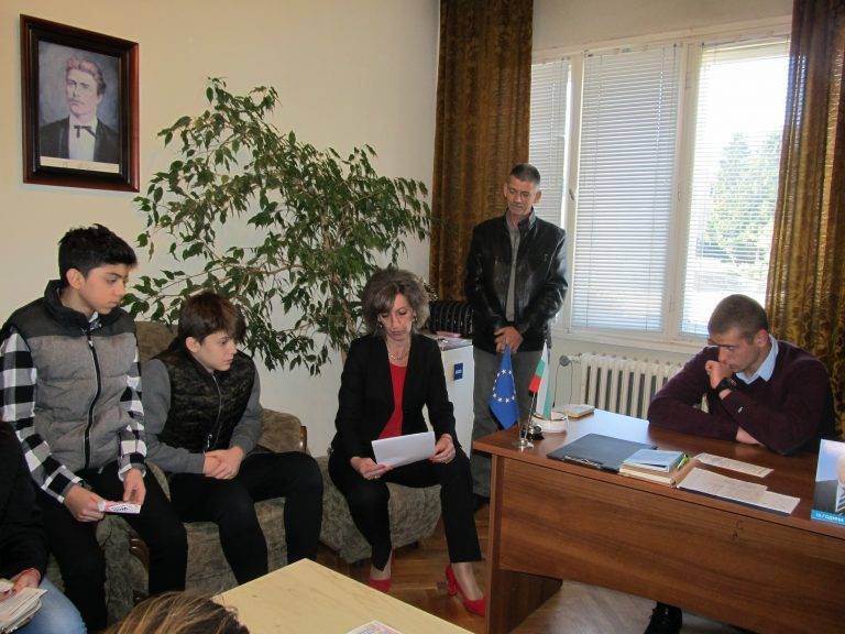 Ученици заеха ръководни постове в Община Лясковец в Деня на местното управление