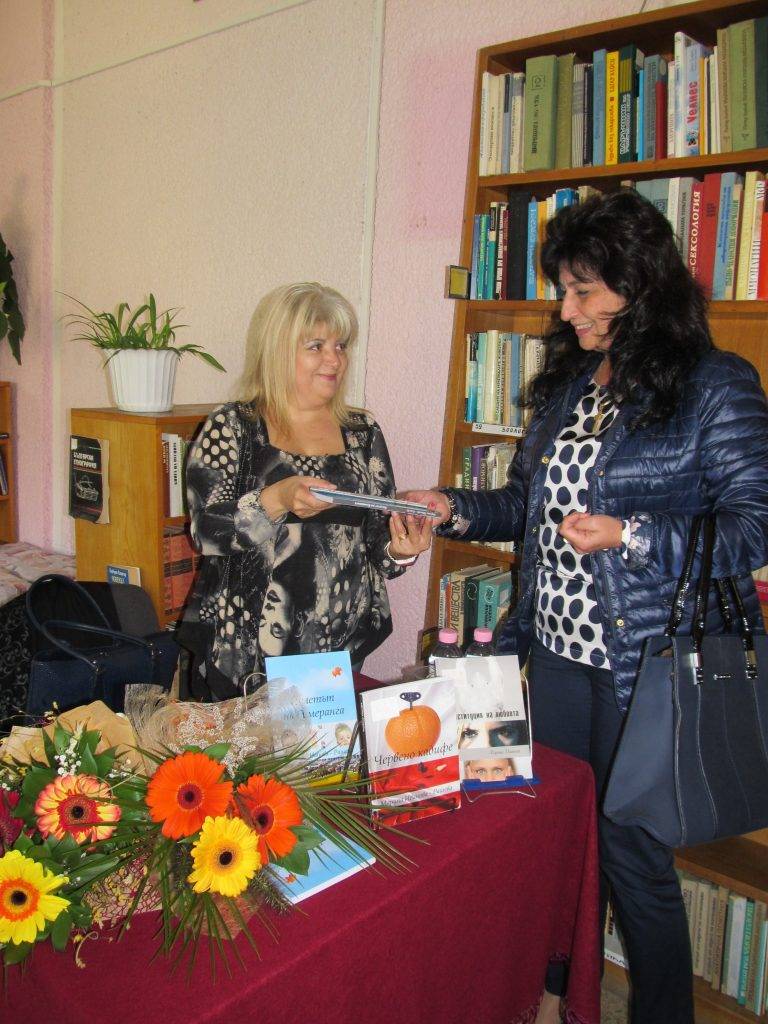 Горещи новини | Представяне на любовна трилогия бе направено в лясковската библиотека