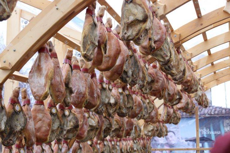 10 000 души хапнаха от прочутия еленски бут