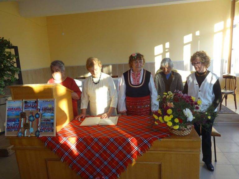 Цяло село чества 145-ата годишнина на читалище „Надежда – 1872“ в Лесичери