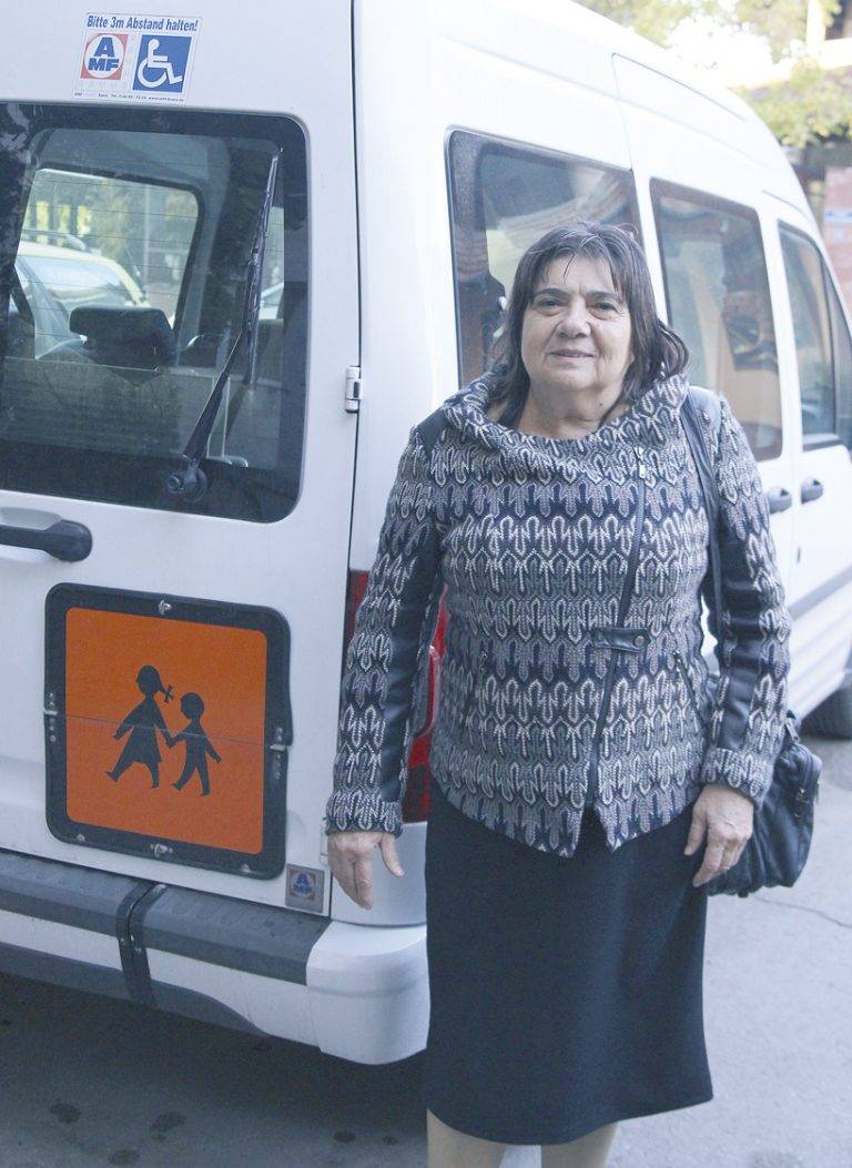 Специализиран автомобил във В. Търново обслужва хора с двигателни затруднения