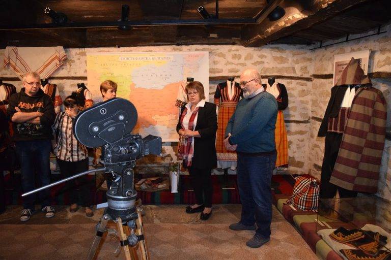 Горещи новини | Пътуваща изложба “От киноцентъра до  музейната витрина” гостува в Елена