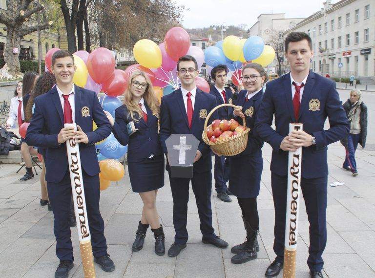 Здраве | Над 130 пушачи замениха цигари за  ябълки в центъра на старата столица