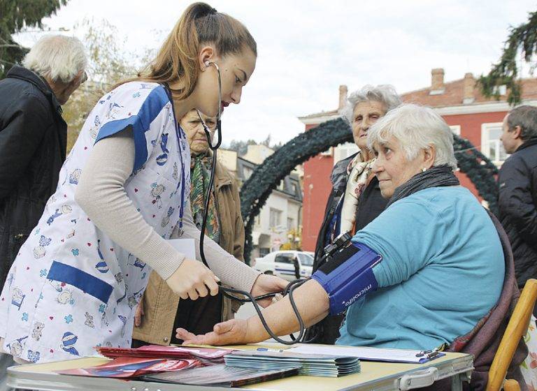 Здраве | Над 100 души изследваха безплатно кръвната си захар в парк “Марно поле”