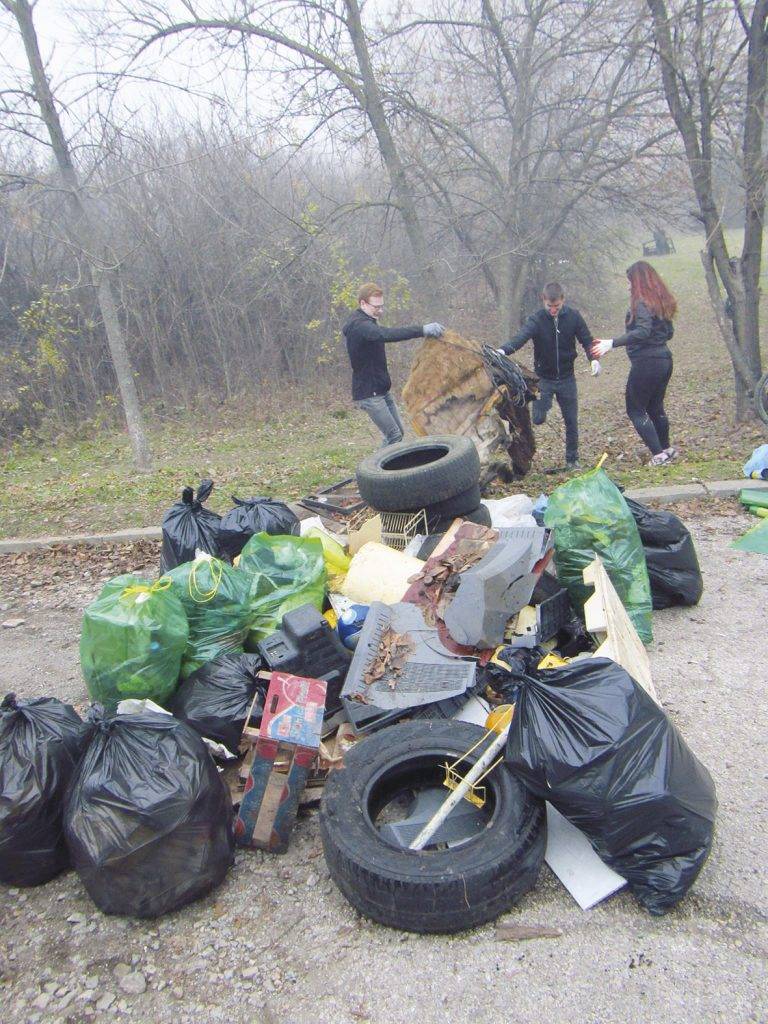 Здраве | Доброволци почистиха северния парк  на МОБАЛ и бреговете на яз. “Йовковци”