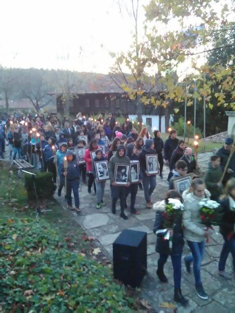 Горещи новини | Факелно шествие беше организирано   в Елена за 1 ноември