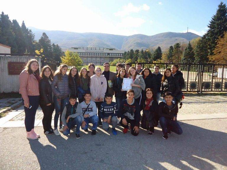 Свищов | 420 лева дарение за проекта „България на длан – макети на открито“ внесоха ученици от СУ „Николай Катранов“