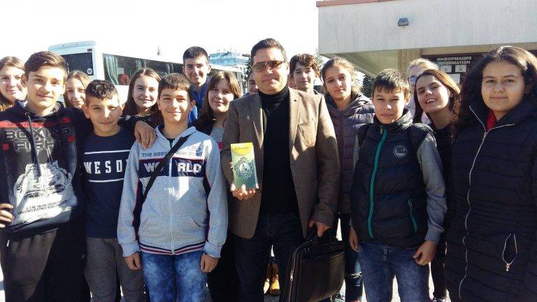 420 лева дарение за проекта „България на длан – макети на открито“ внесоха ученици от СУ „Николай Катранов“