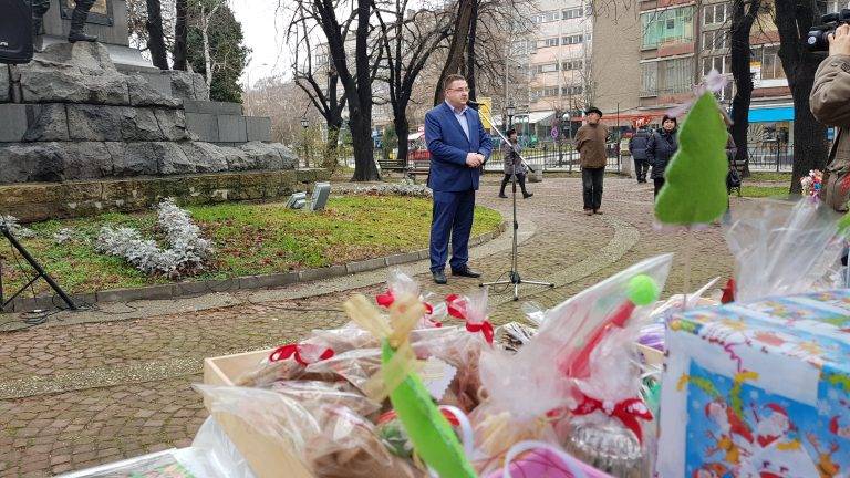 Коледният благотворителен базар в Свищов бе открит от кмета Генчев