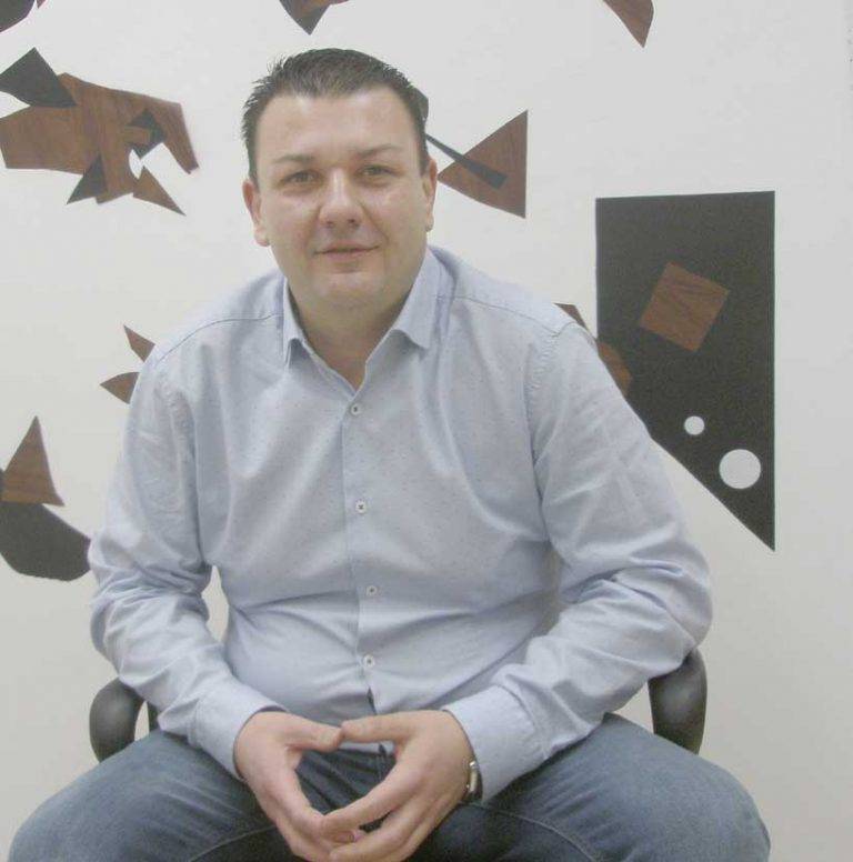 Здраве | Психотерапевтът Адриан Аврамов: “Не превръщайте Коледа  в поредния маскен парад”
