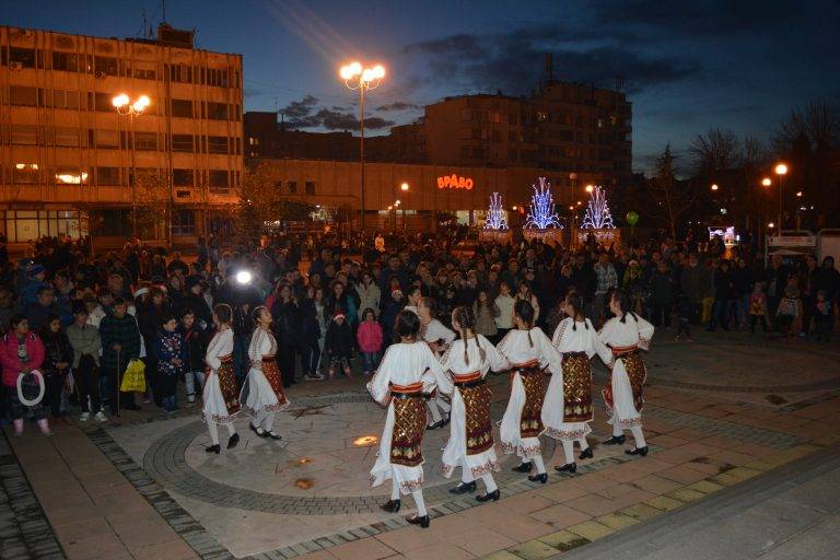 В Павликени  отличници и кмет запалиха Коледната елха