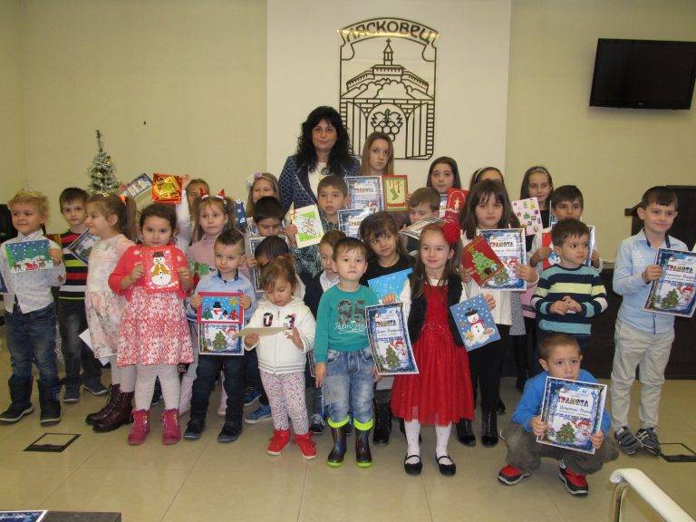 Горещи новини | В Лясковец близо 200 деца участваха в десетата надпревара за най-хубава Коледна картичка