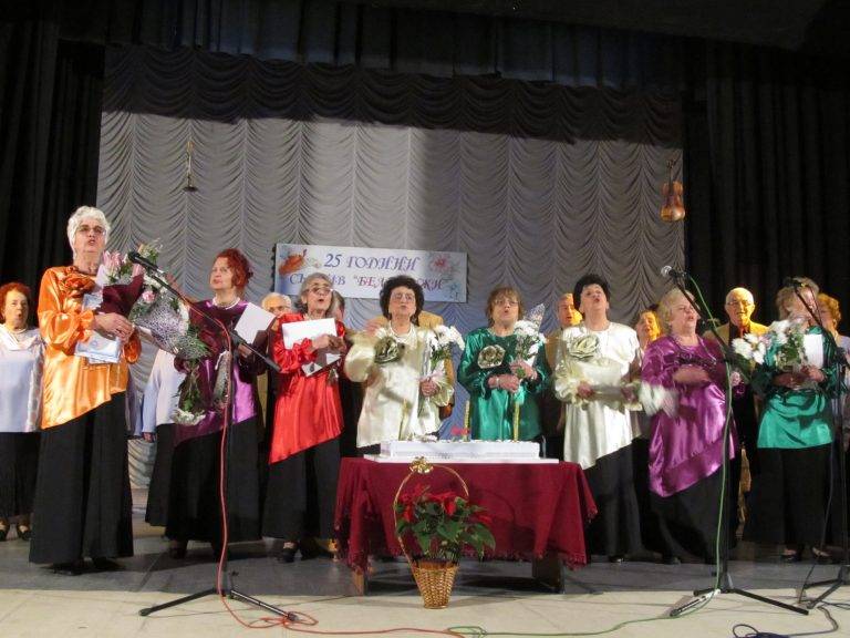 Горещи новини | В Лясковец 25 години творчество отбеляза певческата група „Бели ружи”