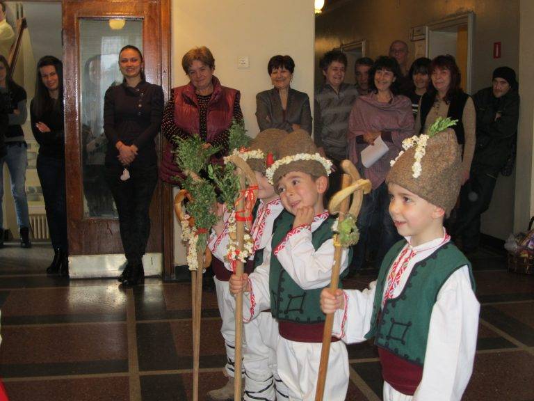 Усмихнати коледарчета поздравиха кмета д-р Гецова и лясковската общинска администрация