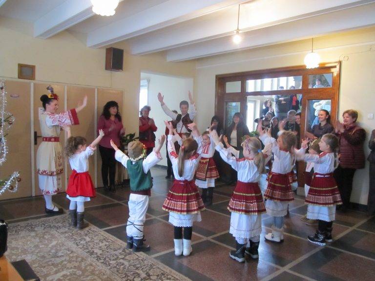 Усмихнати коледарчета поздравиха кмета д-р Гецова и лясковската общинска администрация