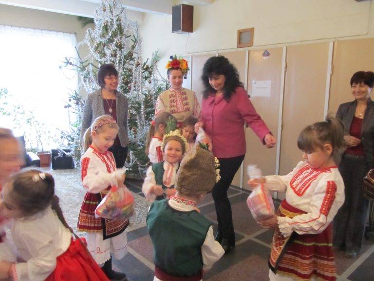 Усмихнати коледарчета поздравиха кмета д-р Гецова и лясковската общинска администрация