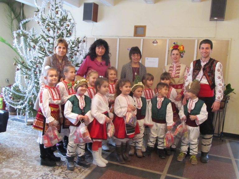 Горещи новини | Усмихнати коледарчета поздравиха кмета д-р Гецова и лясковската общинска администрация