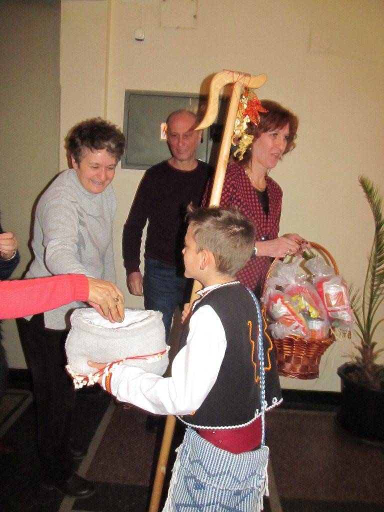 Коледари от две училища посрещна кметът на Лясковец д-р Гецова