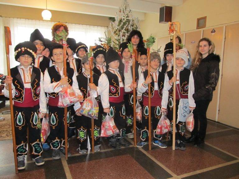 Коледари от две училища посрещна кметът на Лясковец д-р Гецова