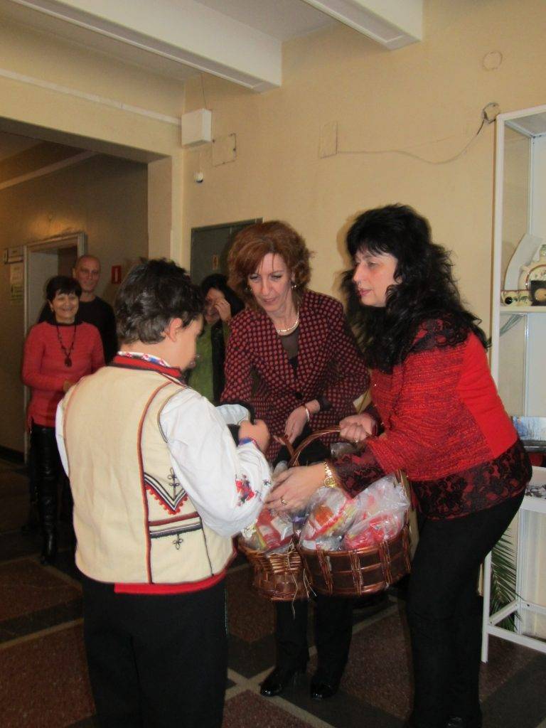 Коледари от две училища посрещна кметът на Лясковец д-р Гецова