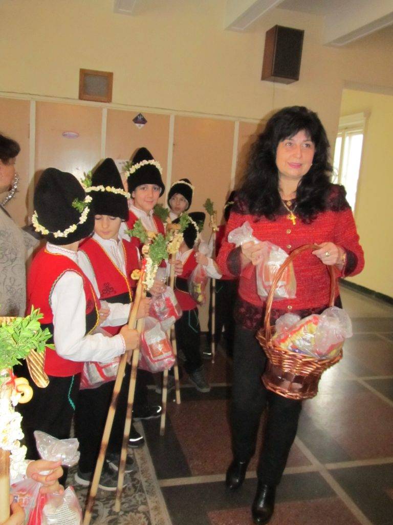 Горещи новини | Коледари от две училища посрещна кметът на Лясковец д-р Гецова