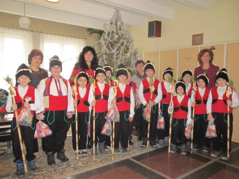 Коледари от две училища посрещна кметът на Лясковец д-р Гецова