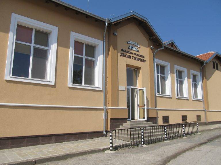 За участие във втора Национална изложба кани ръководството на лясковското училище „Цани Гинчев”