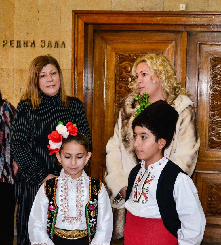 Горещи новини | Таланти от центровете за деца и младежи  представиха изложбата “Малки сръчковци”