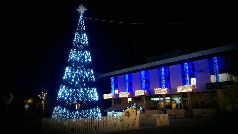 Горещи новини | Генчо Генчев даде старт на първото за Свищов празнично светване на градската коледна украса