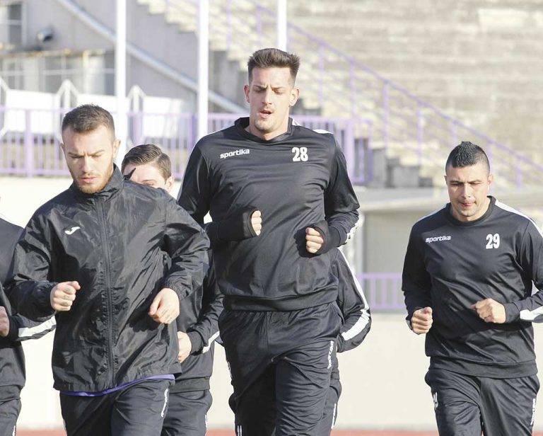 “Етър” започна с 22 играчи, Балъков лично води бягането