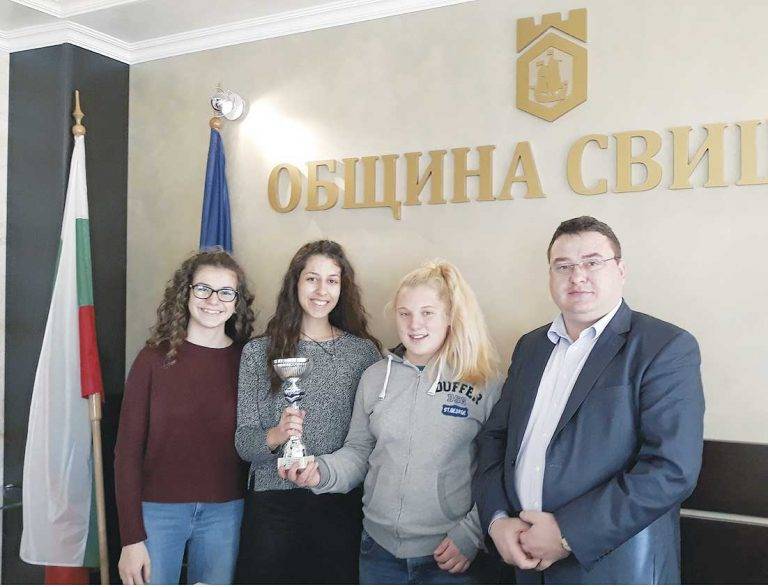 Спорт | Свищовските хандбалистки с купа от Гърция