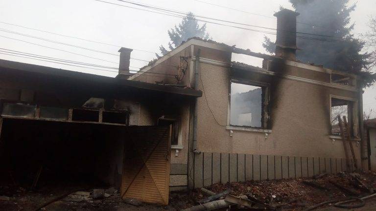 Горещи новини | Трима изгоряха при пожар в село Камен (обновена)