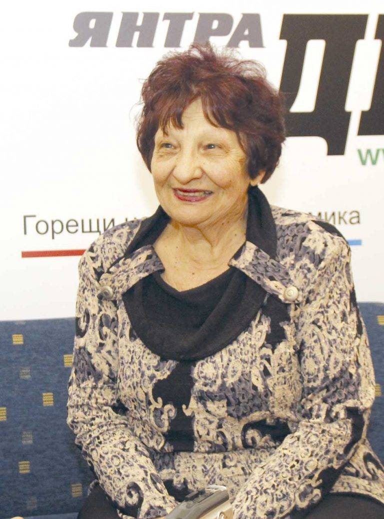 За половин век акушерката Вера Деневска е помогнала да се родят хиляди деца