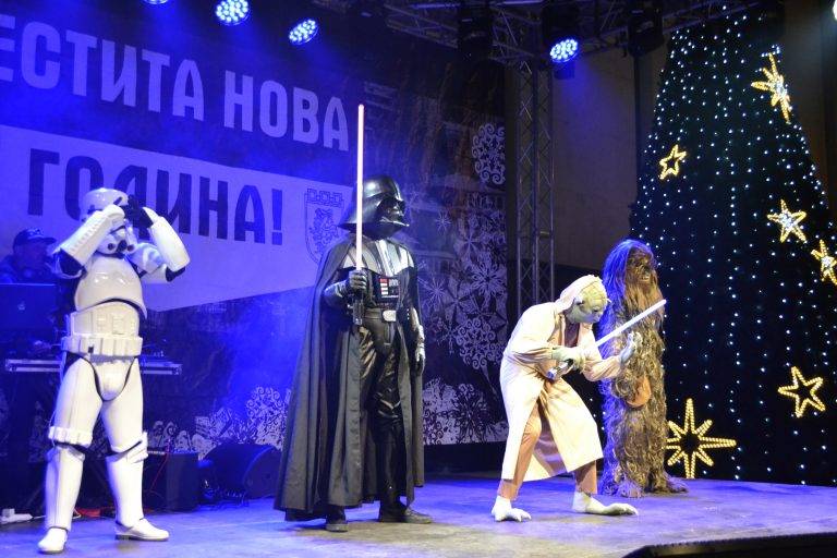 Хиляди посрещнаха Нова година  в центъра на Велико Търново