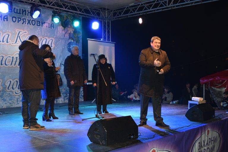 С фойерверки и народни хора посрещнаха 2018-а в Горна Оряховица