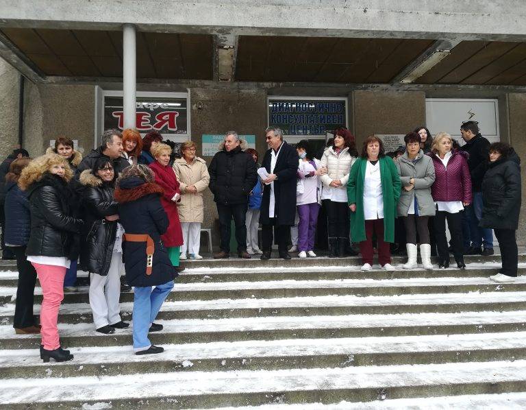 Горещи новини | Над 40 лекари от Г. Оряховица  излязоха на протест