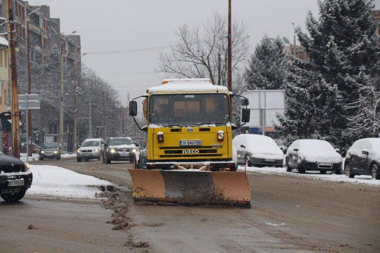 Общество | Разпръснаха 100 т инертни материали по улиците във Велико Търново