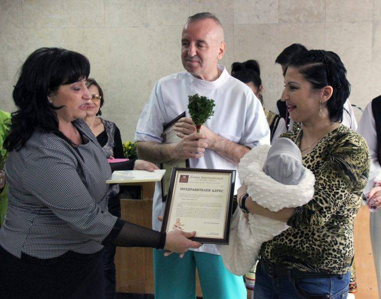 На Бабинден орисаха  първородния  Симеон за “Бебе Зонта клуб 2018”
