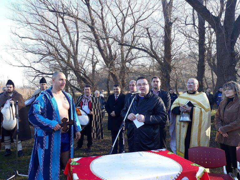 Горещи новини | Мъжко хоро, огласено от родопски  гайди, се изви край р. Дунав в Свищов