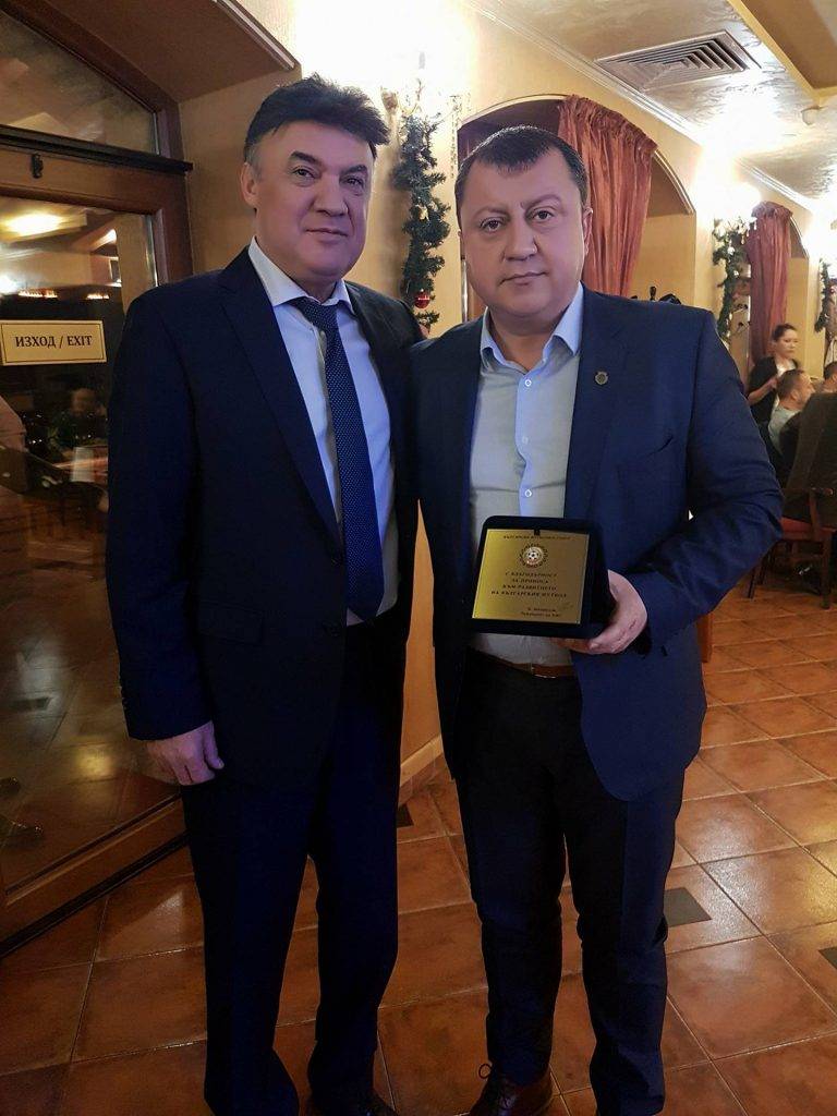 Горещи новини | Кметът на Павликени с плакет за принос в българския футбол